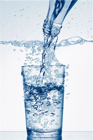 Pouring water from a bottle into a glass Foto de stock - Sin royalties Premium, Código: 659-06184173