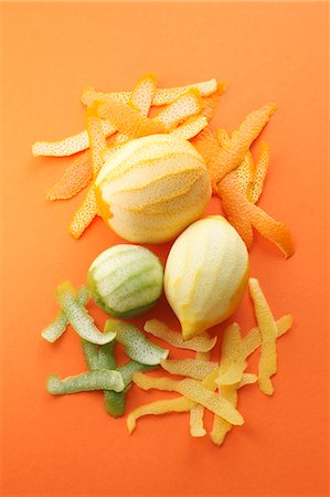 Peeled orange, lime and lemon and their peel Foto de stock - Sin royalties Premium, Código: 659-06184188