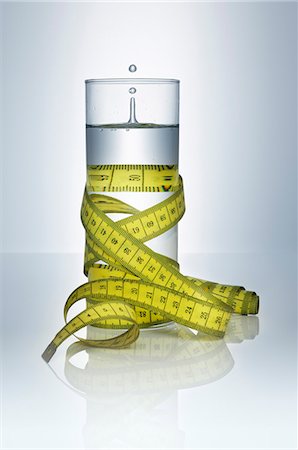 A glass of water with a tape measure Foto de stock - Sin royalties Premium, Código: 659-06184183