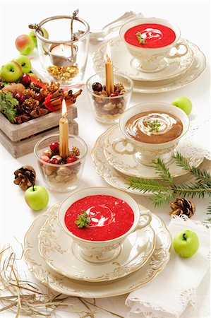 simsearch:659-06155926,k - Cream of beetroot soup and cream of mushroom soup for Christmas dinner Foto de stock - Sin royalties Premium, Código: 659-06184195