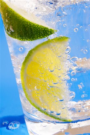 A drink with soda water, lemon and ice Stock Photo - Premium Royalty-Free, Code: 659-06184193