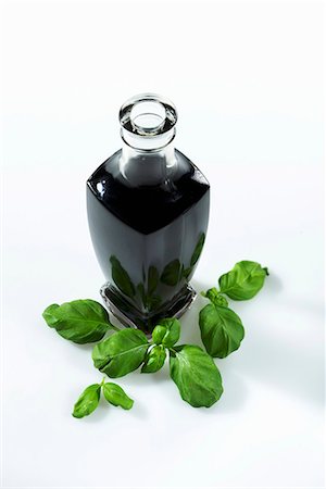 Une bouteille de vinaigre balsamique et basilic frais Photographie de stock - Premium Libres de Droits, Code: 659-06184217