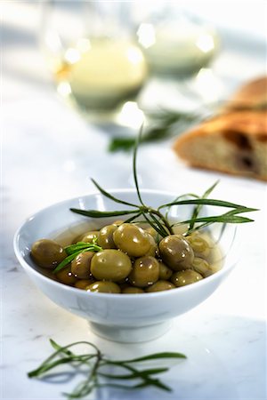 saumure - Olives vertes dans l'huile d'olive au romarin Photographie de stock - Premium Libres de Droits, Code: 659-06184220