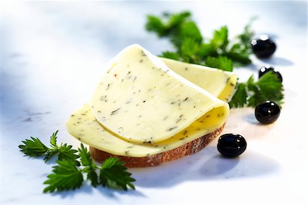 simsearch:659-06152667,k - A slice of bread with stinging nettle cheese Foto de stock - Sin royalties Premium, Código: 659-06184238