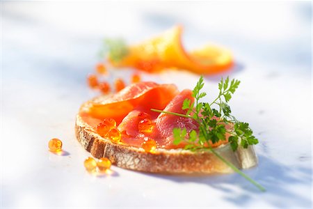 saumon fumé - Une tranche de pain au caviar Photographie de stock - Premium Libres de Droits, Code: 659-06184239