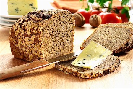 simsearch:659-01866634,k - Walnut bread with oats and blue cheese Foto de stock - Sin royalties Premium, Código: 659-06184248