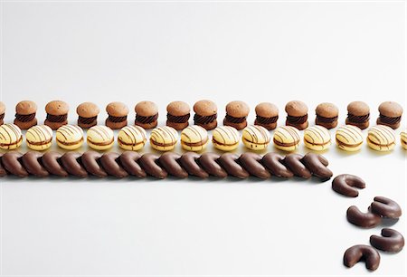 Schokoladenkipferl (biscuits au chocolat en forme de croissant) et macarons au chocolat Photographie de stock - Premium Libres de Droits, Code: 659-06184257