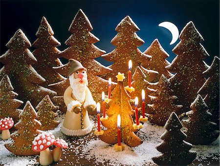 simsearch:659-06187192,k - A Christmas forest scene with Father Christmas Foto de stock - Royalty Free Premium, Número: 659-06184271