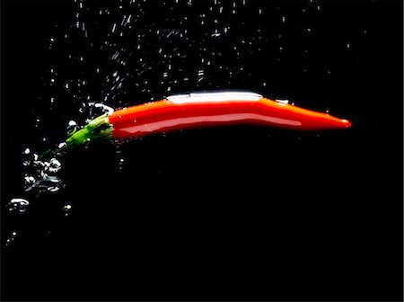 piment rouge - Un piment rouge dans l'eau Photographie de stock - Premium Libres de Droits, Code: 659-06184289