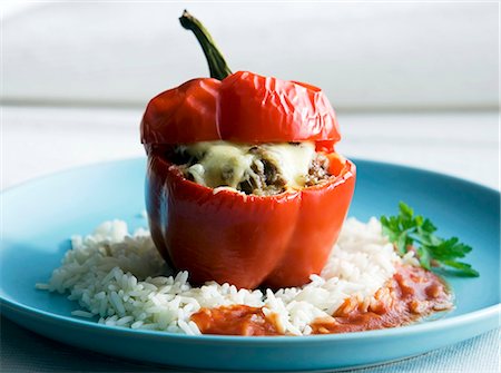 A pepper stuffed with minced meat and cheese on a bed of rice Foto de stock - Sin royalties Premium, Código: 659-06184280