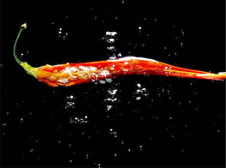 simsearch:659-03532857,k - A sliced open chilli pepper in water Foto de stock - Sin royalties Premium, Código: 659-06184290