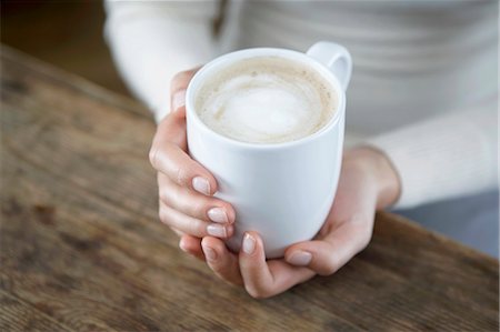 A pair of hands holding a cappuccio cup Foto de stock - Sin royalties Premium, Código: 659-06184308