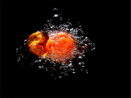 frying - Une tomate dans l'huile chaude Photographie de stock - Premium Libres de Droits, Code: 659-06184344