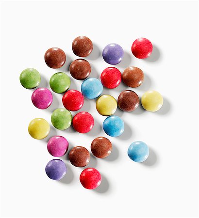 simsearch:659-06152132,k - Coloured chocolate beans Foto de stock - Sin royalties Premium, Código: 659-06184340