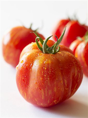 simsearch:659-06902878,k - Freshly Washed Heirloom Tomatoes Foto de stock - Sin royalties Premium, Código: 659-06184355