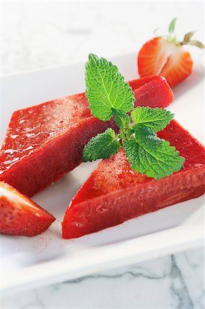 simsearch:659-06494382,k - Strawberry sorbet with mint Foto de stock - Sin royalties Premium, Código: 659-06184367