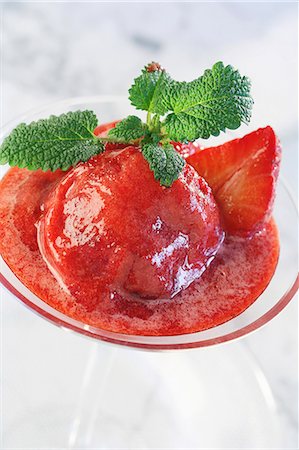 simsearch:659-08940278,k - Sorbet aux fraises à la menthe Photographie de stock - Premium Libres de Droits, Code: 659-06184368