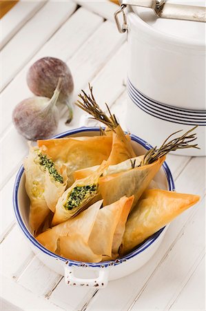 simsearch:659-06307889,k - Griechische Samosas (Feta-Spinat-Füllung und Feigen-Walnuss-Füllung) Stockbilder - Premium RF Lizenzfrei, Bildnummer: 659-06184425