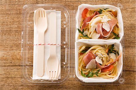 picnic without people - Spaghetti salad with Parma ham to take away Stock Photo - Premium Royalty-Free, Code: 659-06184426