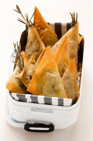 simsearch:659-06151520,k - Greek samosas (feta-spinach filling and fig-walnut filling) for a picnic Foto de stock - Sin royalties Premium, Código: 659-06184427