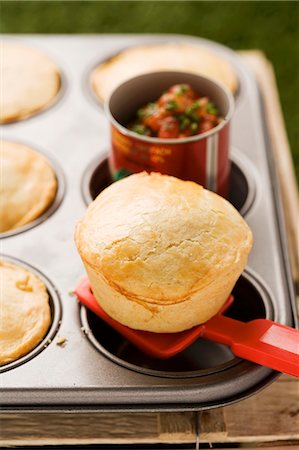 sabroso - Empadinhas (pasties, Brazil) filled with chicken and tomatoes Foto de stock - Sin royalties Premium, Código: 659-06184428