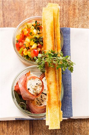 Salade de Ratatouille, fromage de chèvre enveloppé dans bacon et croûtons (France) Photographie de stock - Premium Libres de Droits, Code: 659-06184429