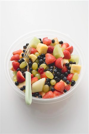 simsearch:659-02213333,k - Salade de fruits dans un récipient en plastique à emporter Photographie de stock - Premium Libres de Droits, Code: 659-06184447