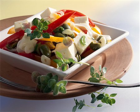 Salade de tomate et d'olive avec du fromage de brebis Photographie de stock - Premium Libres de Droits, Code: 659-06184495