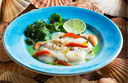 Scallop carpaccio with strips of pepper Fotografie stock - Premium Royalty-Free, Codice: 659-06184524