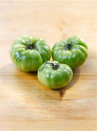 simsearch:659-06186920,k - Trois tomates vertes sur une surface en bois Photographie de stock - Premium Libres de Droits, Code: 659-06184585