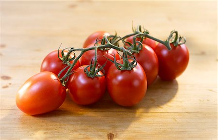 simsearch:659-06494407,k - Vigne tomates mûres sur bois Photographie de stock - Premium Libres de Droits, Code: 659-06184582