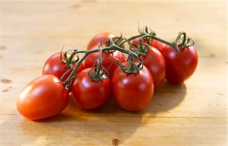 simsearch:659-03533806,k - Vine Ripe Tomatoes on Wood Foto de stock - Sin royalties Premium, Código: 659-06184582