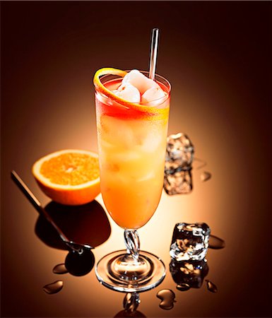 Cocktail avec du rhum, liqueur, orange et pamplemousse jus de litchi Photographie de stock - Premium Libres de Droits, Code: 659-06184615