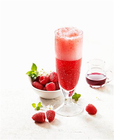 simsearch:659-06187716,k - Champagne cocktail with raspberries Foto de stock - Sin royalties Premium, Código: 659-06184617