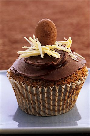 A chocolate Easter cupcake Foto de stock - Sin royalties Premium, Código: 659-06184643