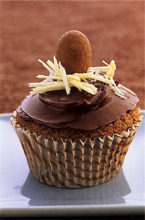 schokoladenei - Ein Schokolade Cupcake Ostern Stockbilder - Premium RF Lizenzfrei, Bildnummer: 659-06184643