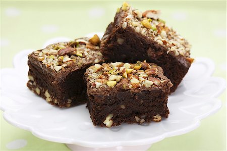 Chocolate brownies with chopped nuts Foto de stock - Sin royalties Premium, Código: 659-06184656