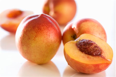 duraznero - Nectarines, entières ou coupées en deux Photographie de stock - Premium Libres de Droits, Code: 659-06184658