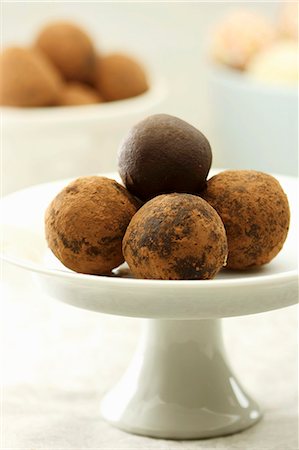 Truffle pralines on a cake stand Foto de stock - Sin royalties Premium, Código: 659-06184650