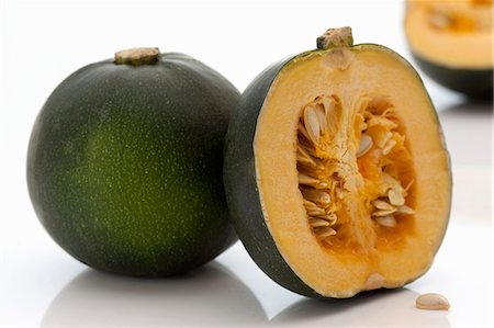 simsearch:659-06902218,k - South African gem squash, whole and halved Foto de stock - Sin royalties Premium, Código: 659-06184661