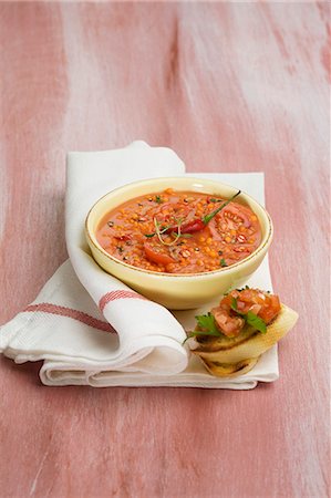 Chilli lentil soup with bruscetta Foto de stock - Sin royalties Premium, Código: 659-06184719