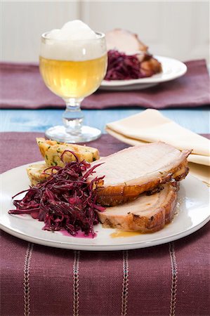 simsearch:659-08512948,k - Salzburg beer-roast pork with red cabbage and pretzel napkin dumplings Foto de stock - Sin royalties Premium, Código: 659-06184732