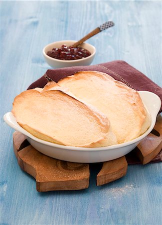 quenelle - Salzburger Nockerl (Austrian dessert) Stock Photo - Premium Royalty-Free, Code: 659-06184733