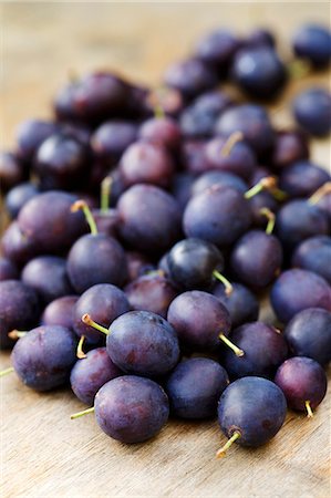 prunus domestica - Lots of damsons on a wooden surface Foto de stock - Sin royalties Premium, Código: 659-06184782