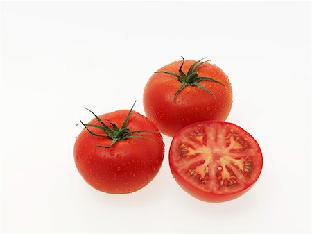 simsearch:659-07599300,k - Tomates entières deux et une moitié de tomate Photographie de stock - Premium Libres de Droits, Code: 659-06184798