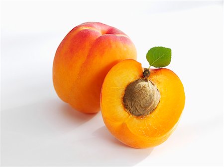 Whole and half apricot Foto de stock - Sin royalties Premium, Código: 659-06184792