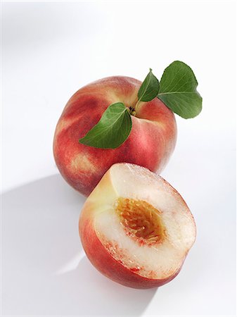pêche (fruit) - Blanc-chair peaches, entières ou coupées en deux Photographie de stock - Premium Libres de Droits, Code: 659-06184807