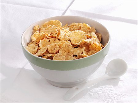 frühstücksflocken - Eine Schüssel Cornflakes Stockbilder - Premium RF Lizenzfrei, Bildnummer: 659-06184802