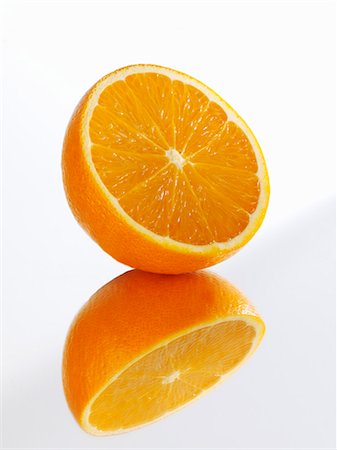 Hälfte und Orange und seine Spiegelung Stockbilder - Premium RF Lizenzfrei, Bildnummer: 659-06184803