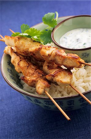 rice and chicken - Chicken kebabs with rice and a yogurt sauce Foto de stock - Sin royalties Premium, Código: 659-06184819